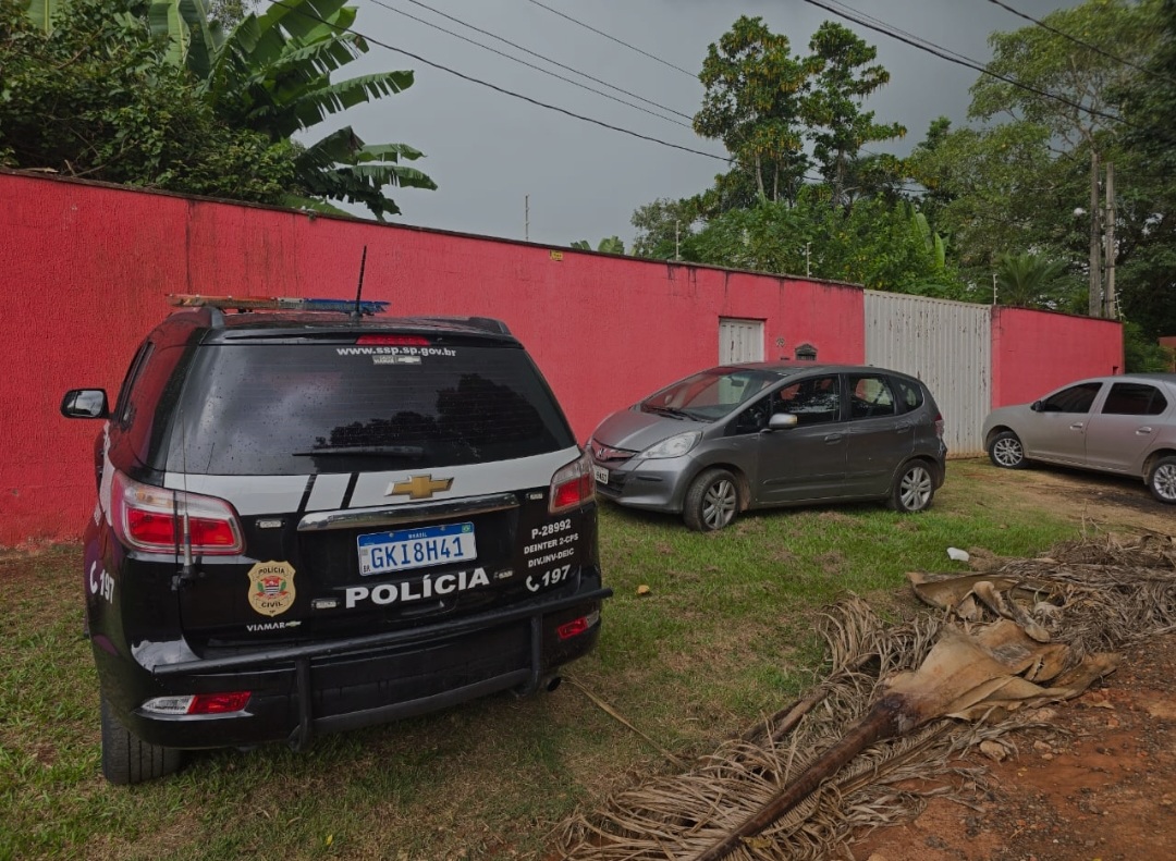 DISE PRENDE HOMEM COM PÉS DE MACONHA DENTRO DE CASA EM CAMPINAS 